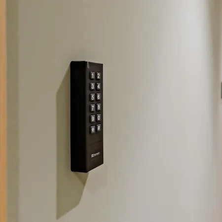 Lovely Fully Equipped Near Subway N7 Apartment